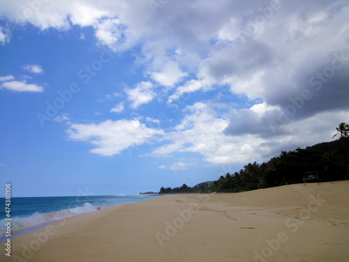 ノースショアの大きく開けた空と砂浜 © Kombu（昆布）