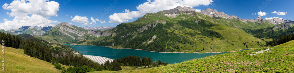 Large panorama de montagne avec ligne de crête dont la Pierra Menta et lac de barrage, Beaufortain Savoie France