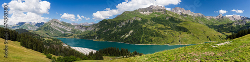 Fototapeta Naklejka Na Ścianę i Meble -  Large panorama de montagne avec ligne de crête dont la Pierra Menta et lac de barrage, Beaufortain Savoie France