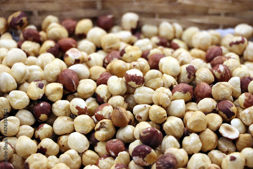 nocciole tostate in vendita al mercato nocciole tostate in vendita al mercato