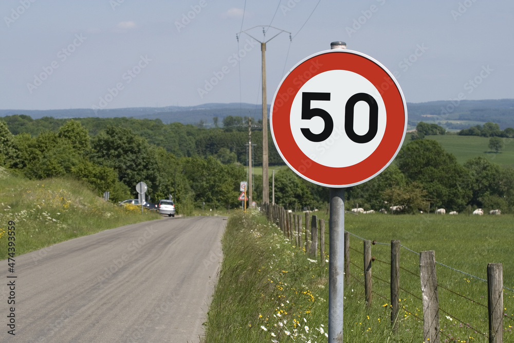 Kolonne 50 Km H Abstand stock.adobe.com