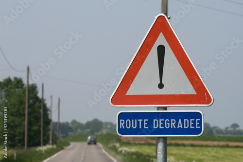 Panneau de signalisation d'une route dégradée