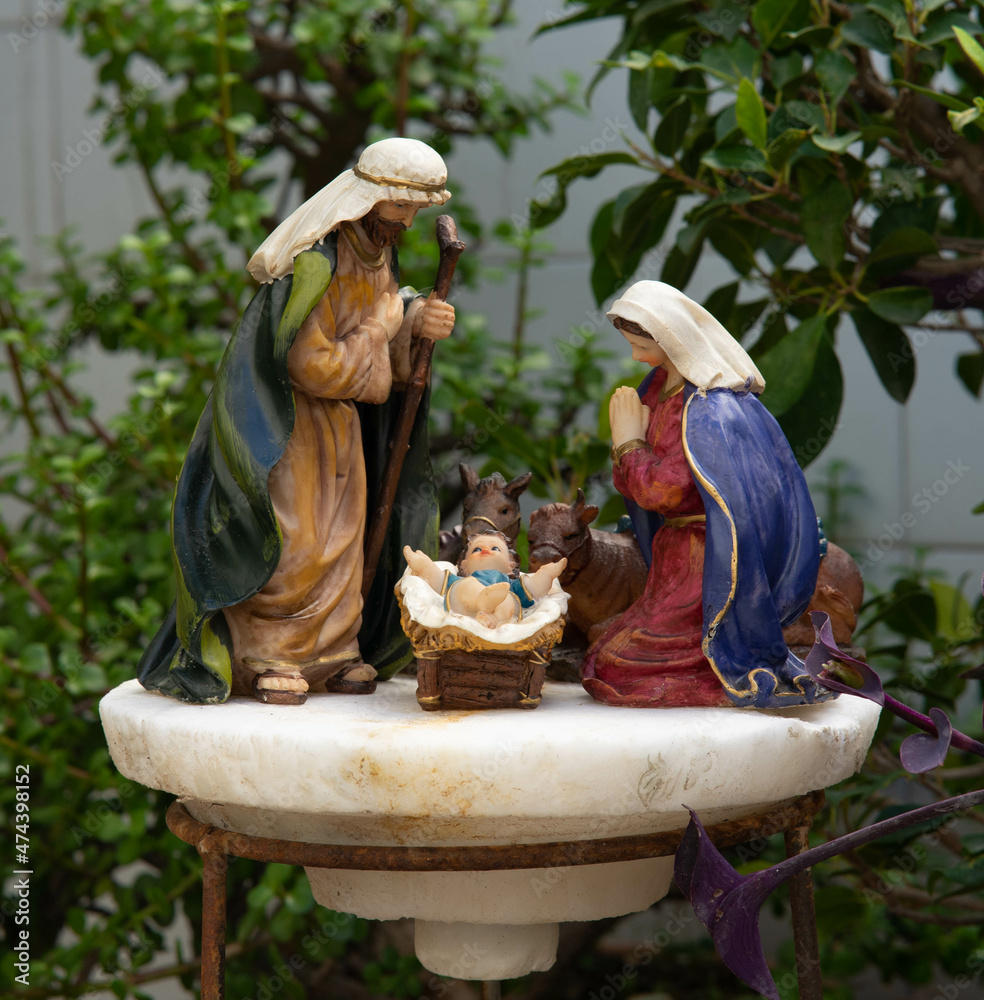 Figuras del Nacimiento en el portal de Belén. Navidad en el jardín. Photos