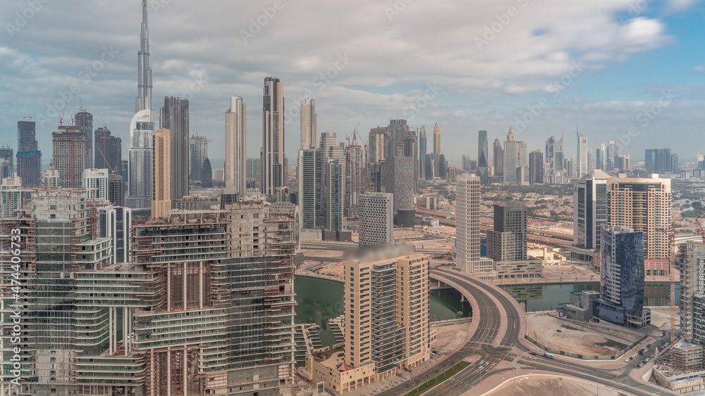 Obraz premium Panoramic skyline of Dubai with business bay and downtown district timelapse.