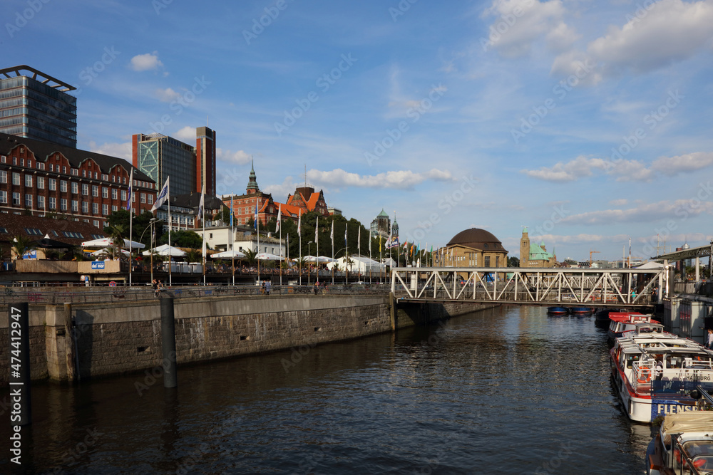 Fototapeta premium Hamburg - Hafen Landungsbrücken / Hamburg - Harbour Landungsbrücken