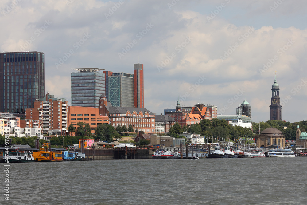 Obraz premium Hamburg - Hafen Landungsbrücken / Hamburg - Harbour Landungsbrücken