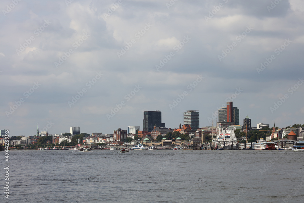 Fototapeta premium Hamburg - Hafen Landungsbrücken / Hamburg - Harbour Landungsbrücken