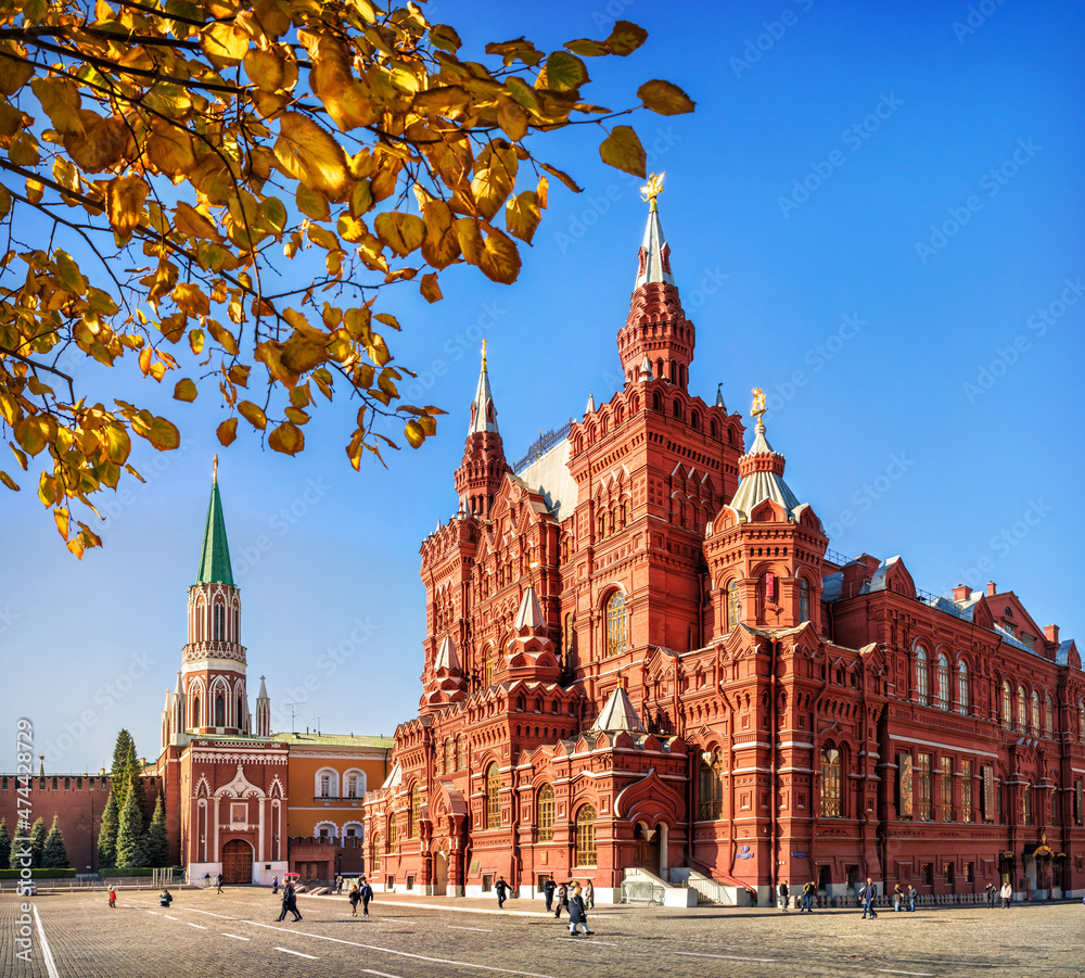 Obraz premium Historical Museum and Nikolskaya Tower in Moscow