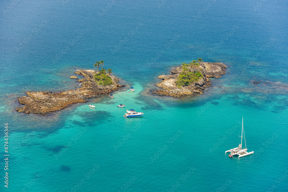 Vista de drone de ilhas na Baí­a da Ilha Grande