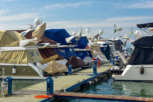 Lanchas e veleiros em marina. photo