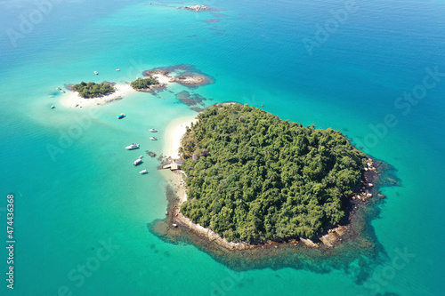Vista de drone de ilhas na Baía da Ilha Grande