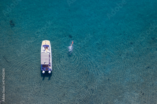 Vista de drone de banhista ao lado do barco na BaÃ­a da Ilha Grande photo