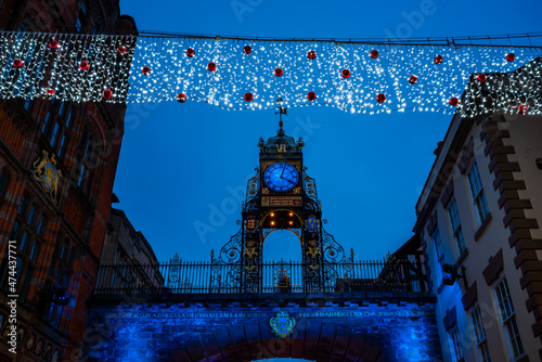 Foto Eastgate clock tower and Christmas lights decorating Chester's old town, the Row