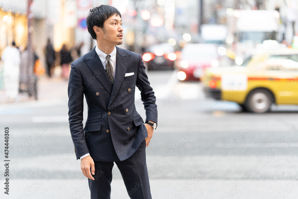 路上のスーツ男性
