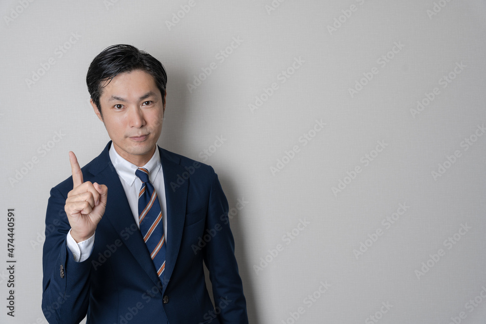 スーツ姿の男性 スーツ姿の男性