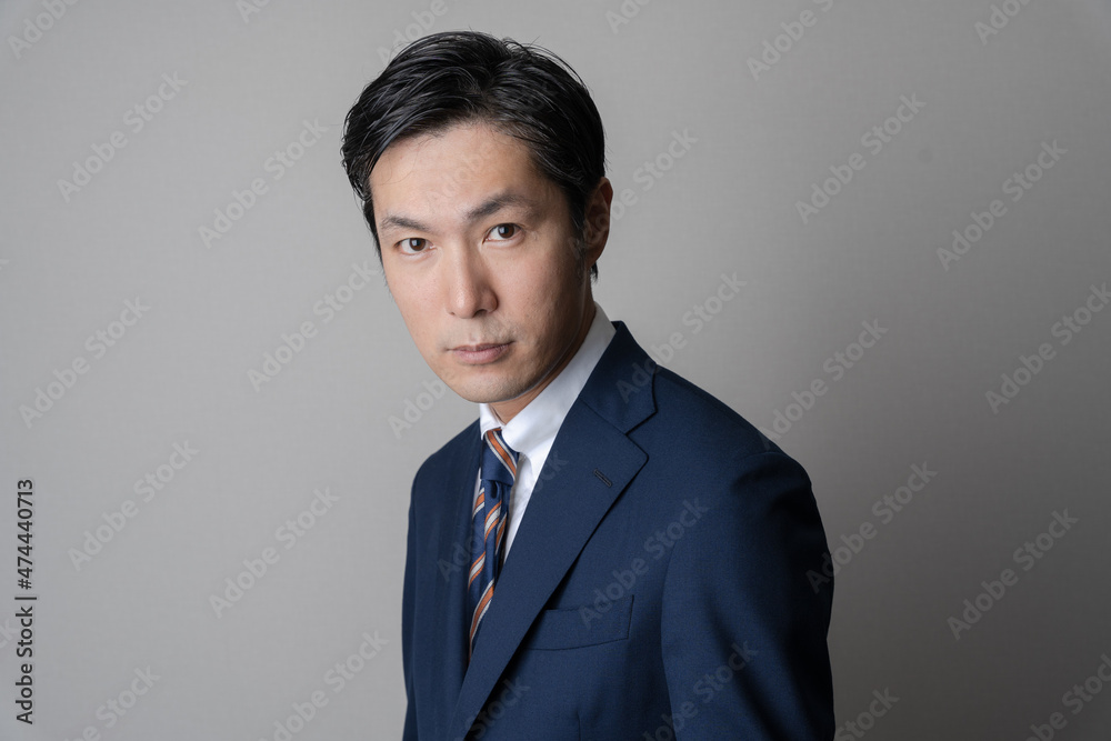 スーツ姿の男性 スーツ姿の男性