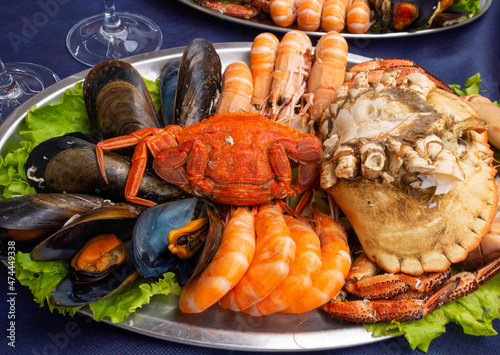 Photos Seafood plate with mussels, shrimps, brown crab, spider crab and Norway lobsters