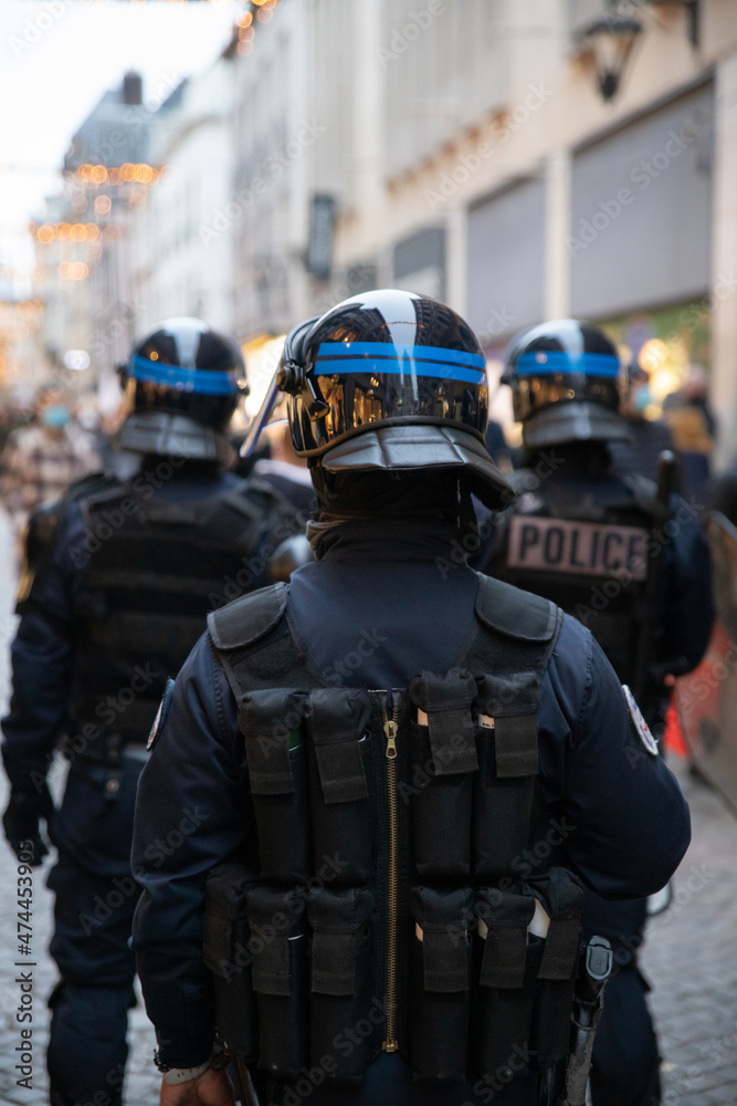 Compagnie de policiers CRS d'intervention pendant une manifestation dans les rues de Rouen. Police Française. Compagnie de policiers CRS d'intervention pendant une manifestation dans les rues de Rouen. Police Française.