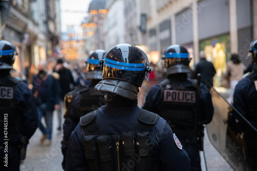 Compagnie de policiers CRS d'intervention pendant une manifestation dans les rues de Rouen. Police Française. photo
