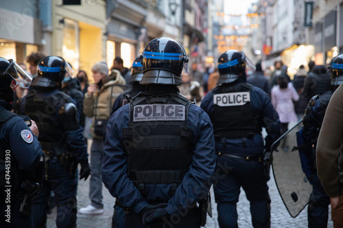 Compagnie de policiers CRS d'intervention pendant une manifestation dans les rues de Rouen. Police Française.