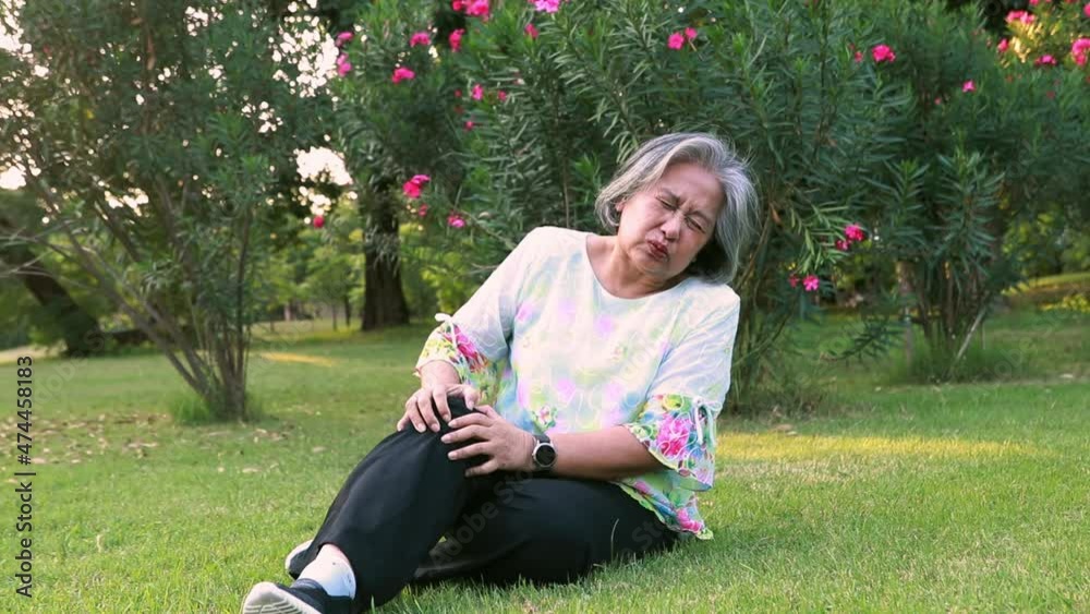 Senior women sit with knee pain caused by inflammation of the muscles
