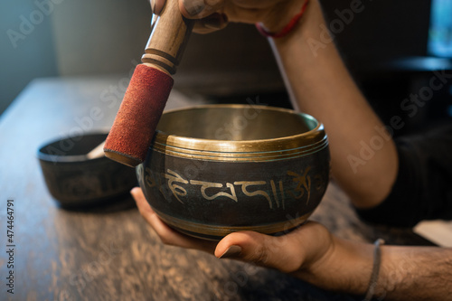Canvastavla Side view of young man's hands using Tibetan bowl