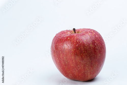 リンゴ、白い背景に置かれたアップル