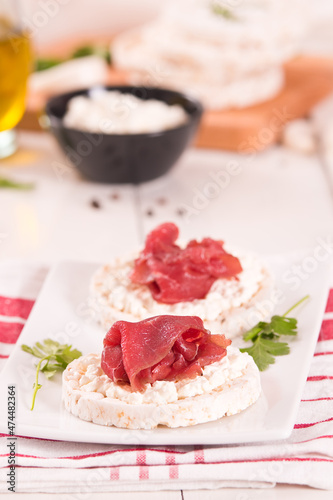 Rice cakes with milk flakes and cold beef.