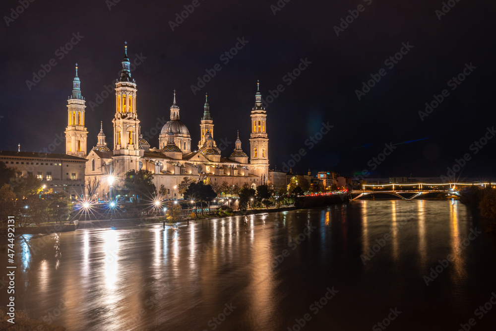 Fototapeta premium Night at the Basilica of Nuestra Señora del Pilar on the Ebro river in the city of Zaragoza, Aragon. Spain