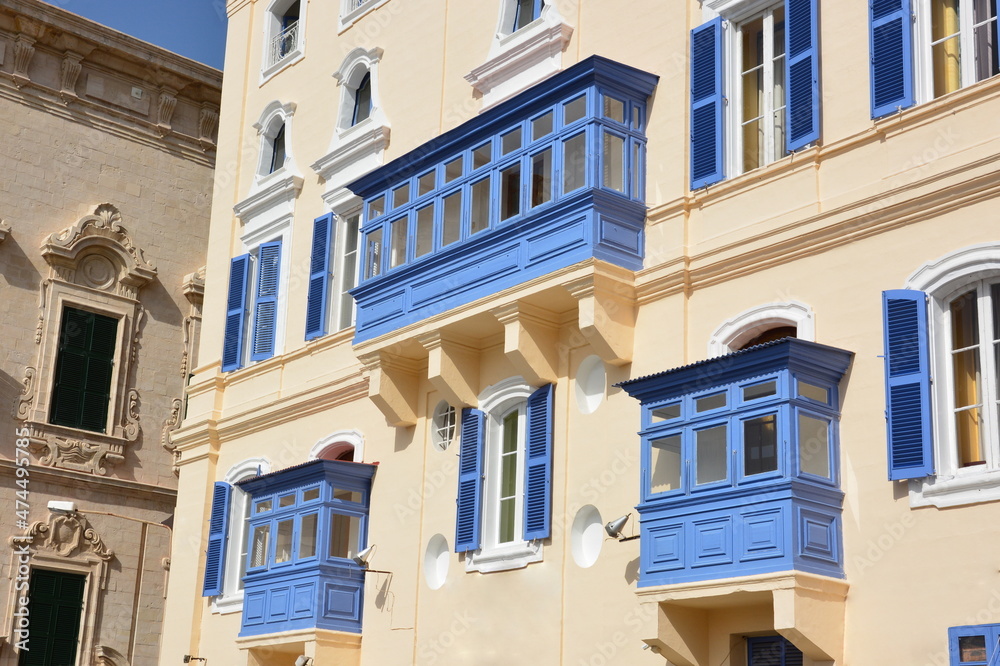Sur l'île de Malte à La Valette, les immeubles maltais sont caractéristiques avec leurs balcons couverts  en bois coloré, très typiques de cette ville.