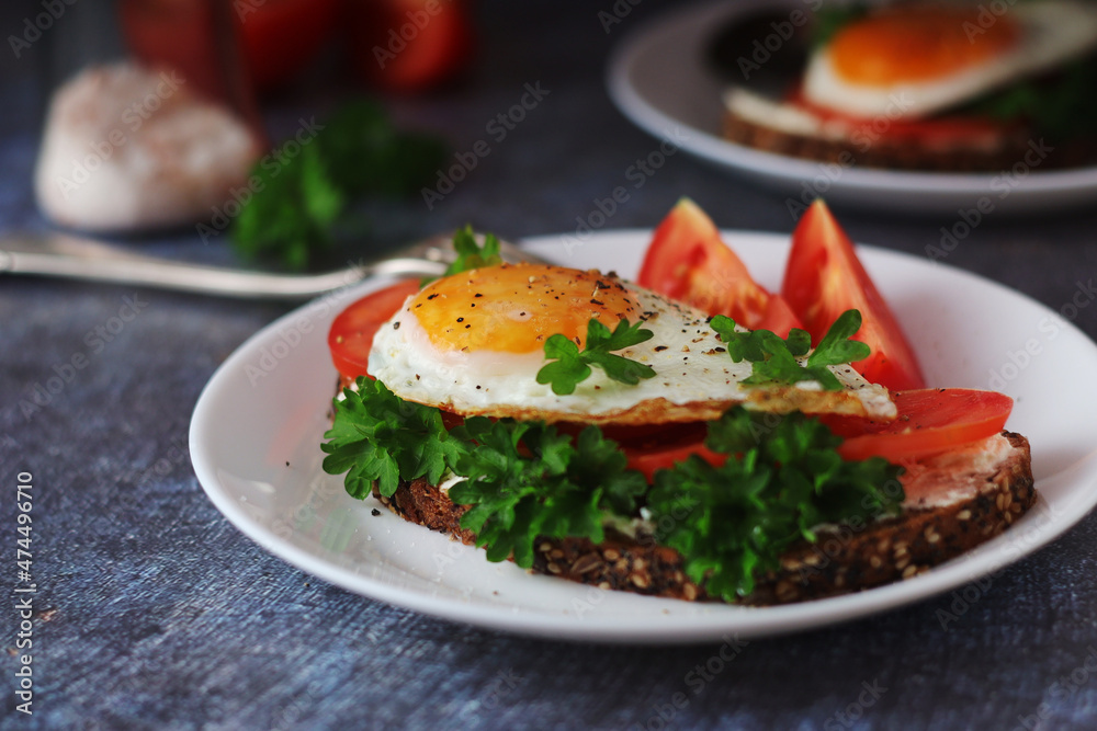 Sandwiches with fried eggs and tomatoes