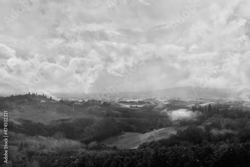 Landschaft der Toskana mit Fernsicht bei regenreichem und sonnigem Wetter, sehenswerter italienischer Sehnsuchtsort in der Mitte von Italien