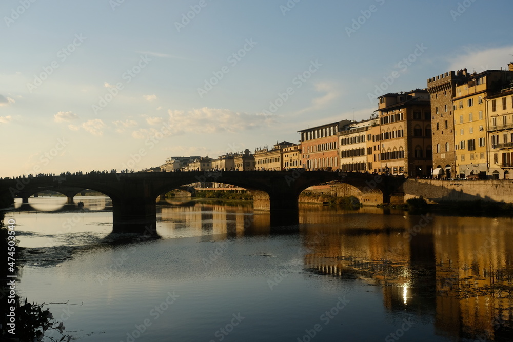 Landschaft der Toskana mit Ansicht der Stadt Florenz bei sonnigem Wetter, sehenswerter italienischer Sehnsuchtsort in der Mitte von Italien und dem toskanischen Norden mit einer Brücke über den Arno