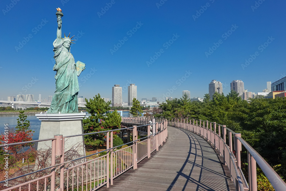 Obraz premium 自由の女神を巡るお台場のボードウォーク (東京都港区)