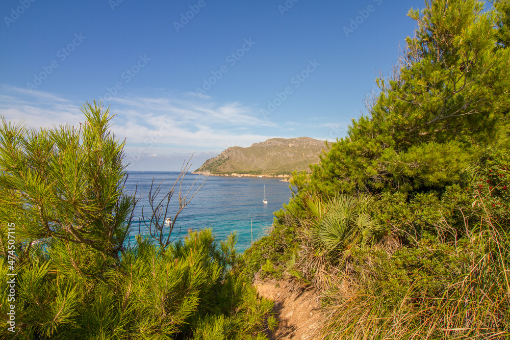 Naklejka premium Turquoise water, rocky coast line and boats at beautiful beach Cala na clara near Betlém at Mallorca island, Mediterranean Sea, Spain