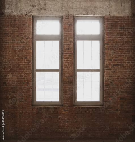 レンガの古い壁と大きな窓から差し込む光