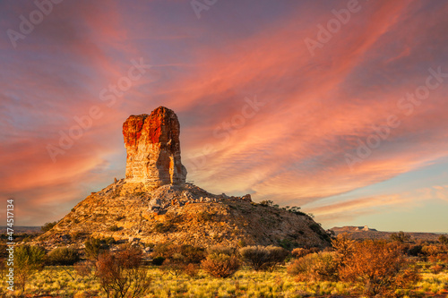 Fotografie Landscape at sunrise in Outback Northern Territory with close up of Chambers Pil