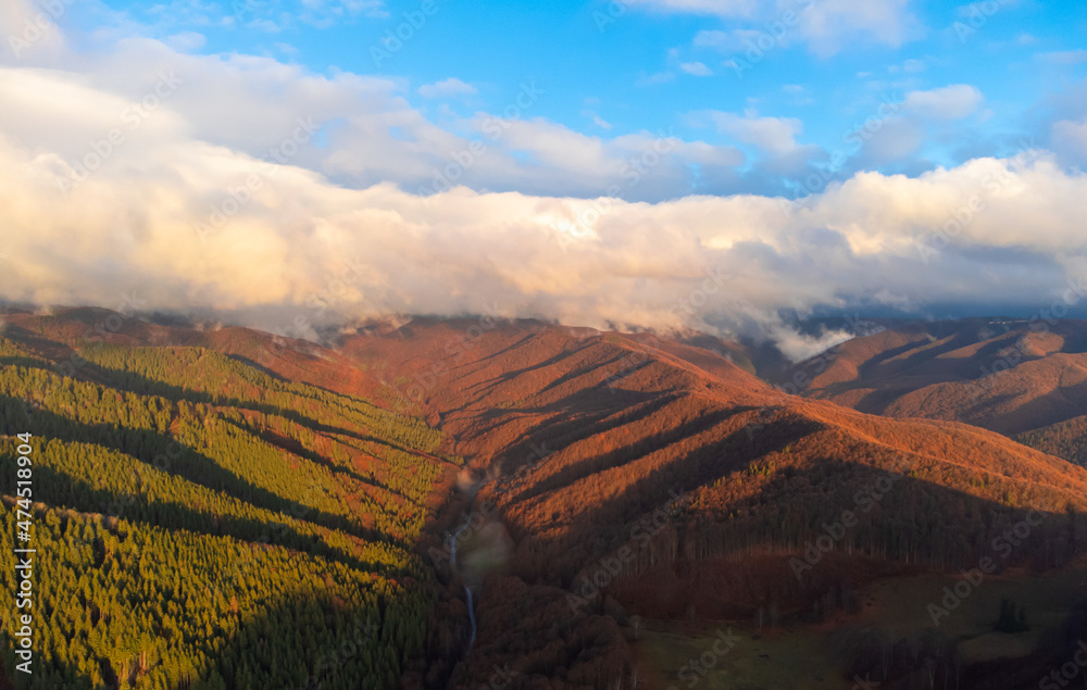 Naklejka premium sunset over the mountains