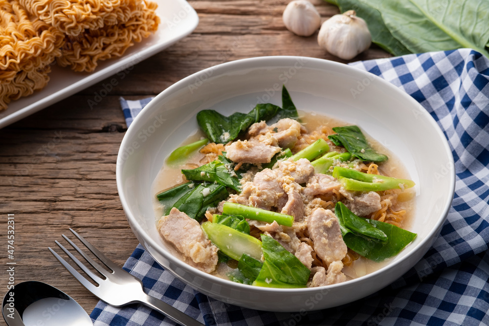 Instant Noodles with Pork in Gravy Sauce (Rad-Na Moo Noom) Instant Noodles with Pork in Gravy Sauce (Rad-Na Moo Noom)