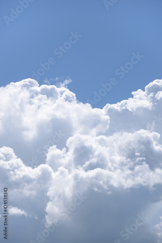 Chmury na błękitnym niebie