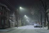Prowincjonalne miasteczko w zimową śnieżną noc.