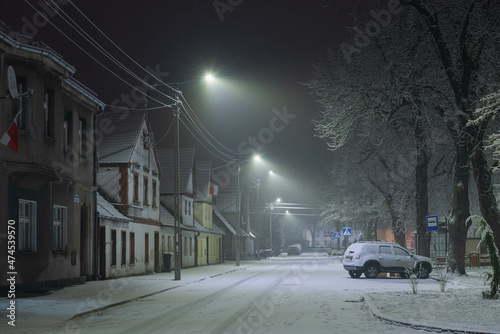 Prowincjonalne miasteczko w zimową śnieżną noc.