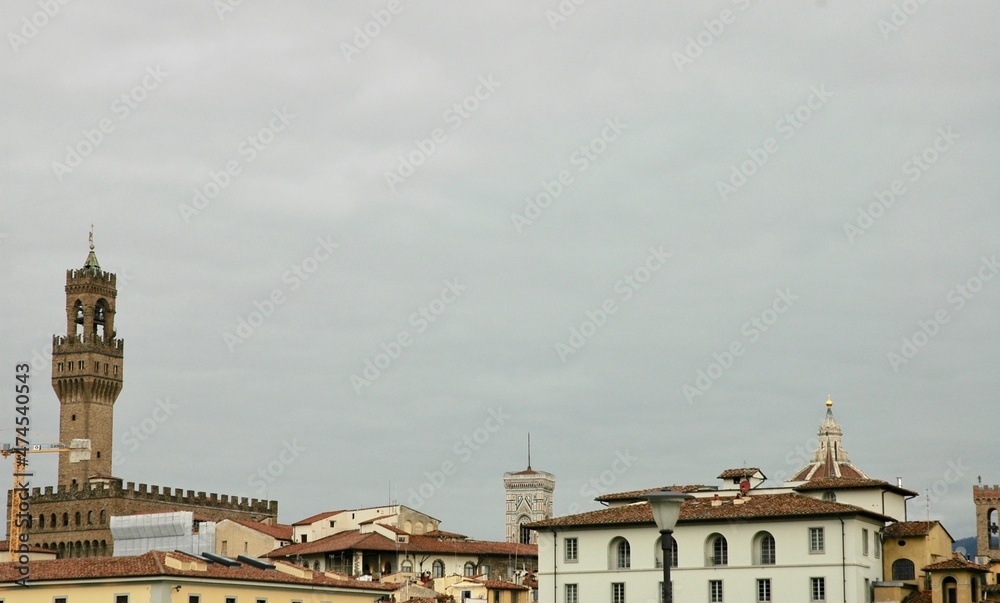 Obraz premium Veduta dall'alto di Firenze con i suoi capolavori che si vedono in tutta la città : campanile di Giotto ; Cupola del Brunelleschi ; Torre di Arnolfo Palazzo Vecchio