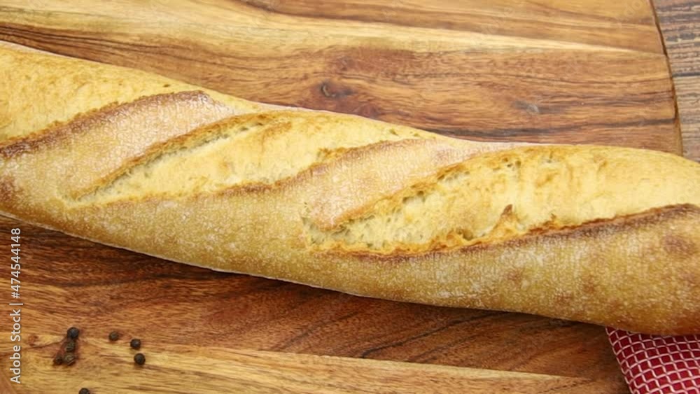 baguette de pain sur une planche de bois