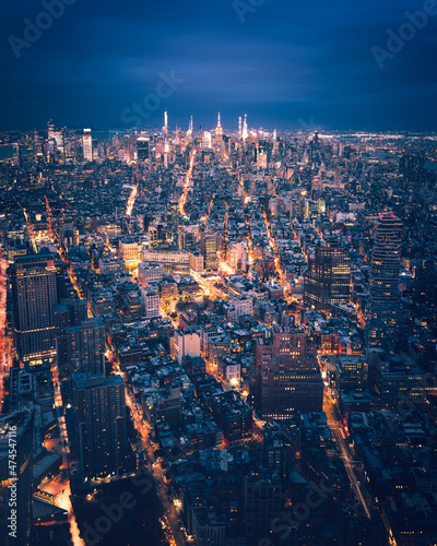 Canvas Print Blue hour wide-angle aerial view of Manhattan, looking uptown towards Empire Sta