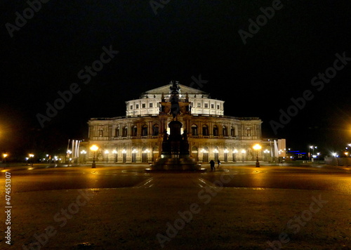 Semperoper in Dresden bei Nacht © Jogerken