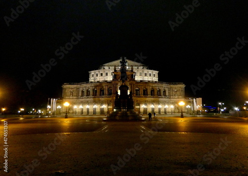 Semperoper in Dresden bei Nacht