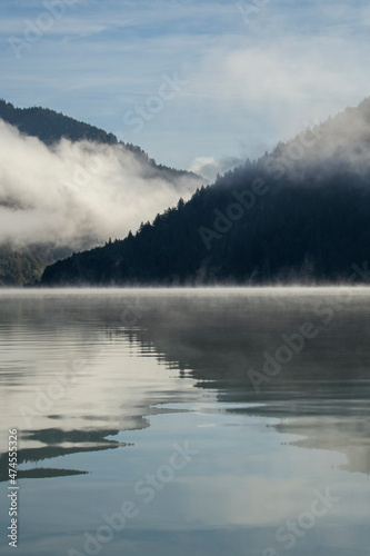 Alpiner Stausee Sylvensteinspeicher im morgendlichen Nebel an einem kalten Tag im Herbst 