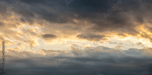 Fotografie, Tablou Ciel avec nuages au coucher de soleil.