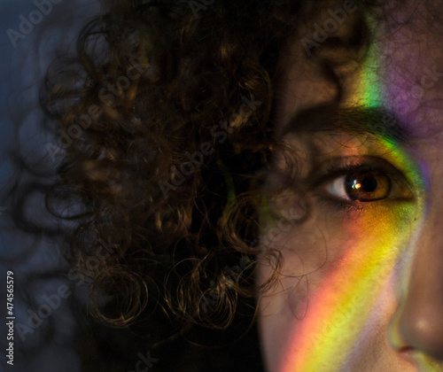 ojo de chica joven con la bandera gay arcoiris